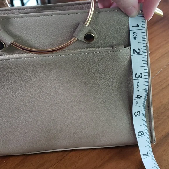 NWOT Crossbody purse with attachable strap - Picture 6 of 9